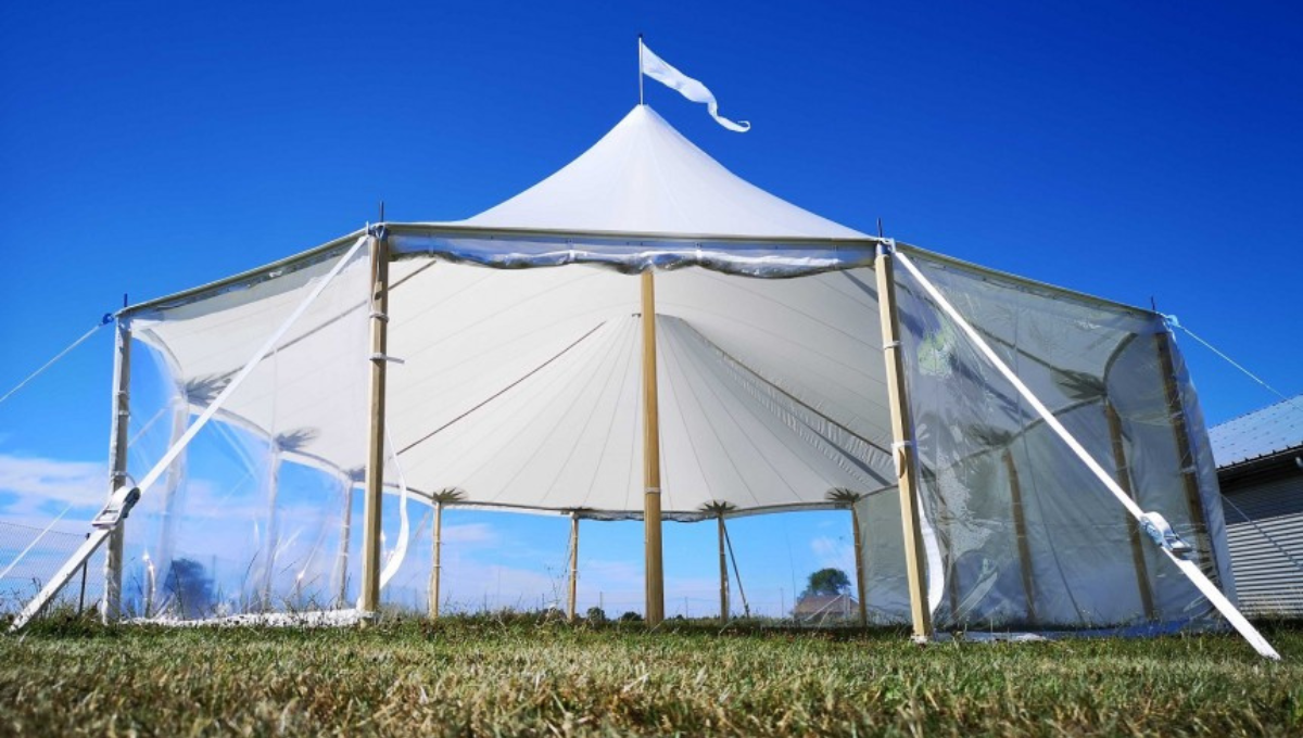 Sailclothzelt 10 x 10 Meter mit lichtdurchl&auml;ssigem Dach